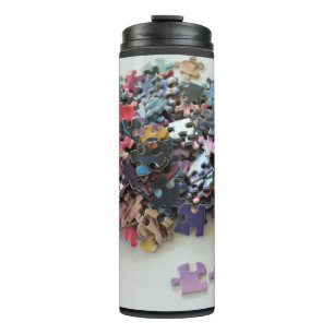 Termo Piezas de rompecabezas multicolores sobre un tumbl