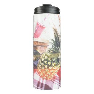 Termo Piña al lado del teléfono y el altavoz