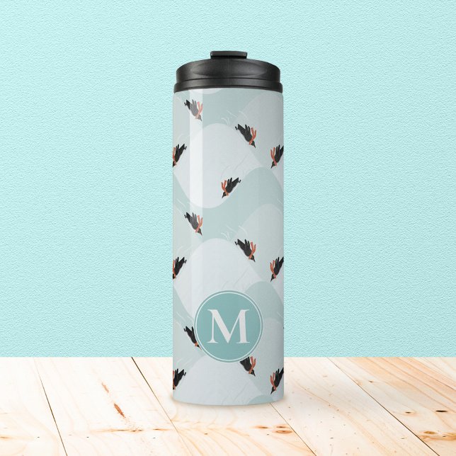 Termo Pingüinos juguetones deslizándose sobre el patrón  (Penguins in the Snow Patterned Thermal Tumbler with Customizable Monogram)