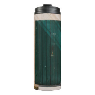 TERMO PLANTA DE CACTUO VERDE CERCA DE LA PUERTA VERDE