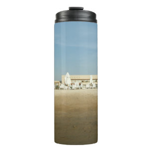 Termo Playa del Resort Soleado con Tumbonas Blancas y Ci