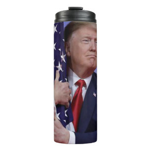 Termo Presidente Trump Hugging la bandera americana
