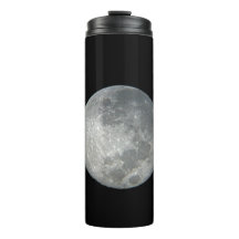 Primer plano de luna llena en el cielo nocturno. F