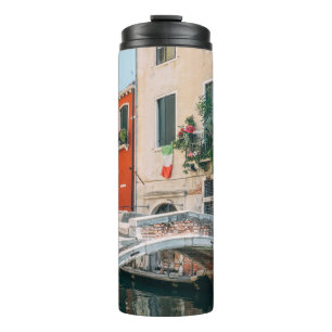 TERMO PUENTE CONCRETO JUNTO AL EDIFICIO BLANCO