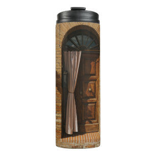 TERMO PUERTA DE MADERA MARRÓN EN UNA PARED DE LADRILLO