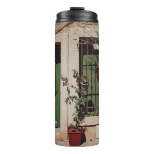 TERMO PUERTA DE MADERA VERDE CON PLANTA VERDE