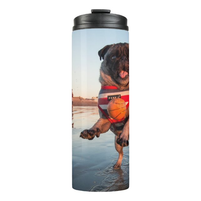 Termo Pug jugando a pelota en la playa (Anverso)