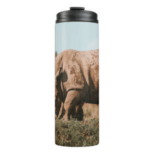 TERMO RHINO EN ÁFRICA GRAZANDO