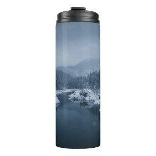 TERMO RÍO RODEADO DE CAMPO CUBIERTO DE NIEVE CON PINO T