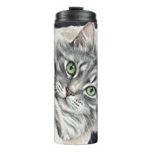 Rosa un gato con ojos verdes llamativos