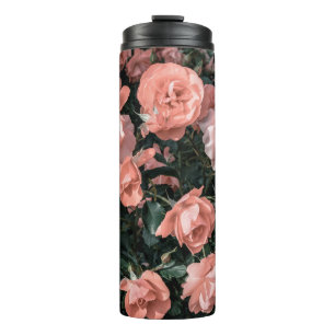 Termo rosas rosadas pasteles que crecen en el jardín en