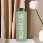 Termo Sage Green Modern Typography Groomsman<br><div class="desc">¡Un regalo para tu boda groomsman o el mejor hombre! Mantén frías las bebidas calientes y frías con este metalizado vaso de agua termal aislado de un color verde sabio a la moda, con el nombre impreso en tipografía blanca de estilo moderno. Edite su vaso térmico y reemplace el nombre...</div>