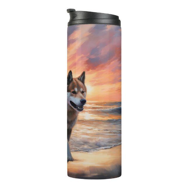 Termo Sandy Paws Akita Dog en Beach Sunset (Rotado hacia la derecha)