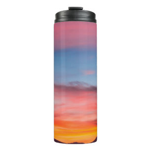 TERMO SILHOUETTE DE MONTAÑA BAJO FOTO DE CIELO AZUL CLAR