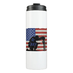 Termo Silueta de arrodillamiento de soldados y bandera e