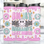 Termo Sobre Mis Maridos El Último Nervio Funny Puff Infl<br><div class="desc">Sube tu rutina diaria con este gracioso tumbler "En el último nervio de mi marido", que presenta un juguetón diseño inflado en 3D. El llamativo mensaje añade un toque de humor a tu café matutino o té de la tarde. Personalízalo con tu nombre para una risita extra. Este tumbler duradero...</div>