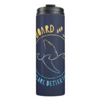 Surfboard Y Tiburón Vacaciones Graciosas En Playa