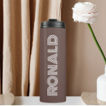 Termo Taupe Modern Typography Groomsman<br><div class="desc">¡Un regalo para tu boda groomsman o el mejor hombre! Mantén frías las bebidas calientes, frías y calientes con este metalizado tumbler termal aislado de moda, color taupe junto con el nombre impreso en tipografía blanca de estilo moderno. Edite su vaso térmico y reemplace el nombre por el nombre deseado....</div>