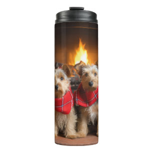 Termo Terrier Australiano junto a la Chimenea Navidad