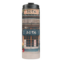 TRES BICICLETAS ESTACIONADAS FRENTE AL EDIFICIO