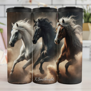 Termo Tres caballos salvajes galopan polvorientos