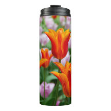 Tulipanes naranjas brillantes en el parque