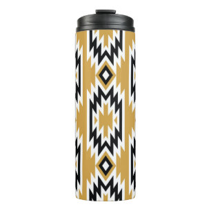 Termo un estilo étnico inmaculado y a la moda.