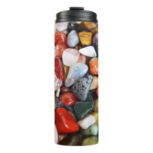 Termo un montón de piedras de colores hermosos