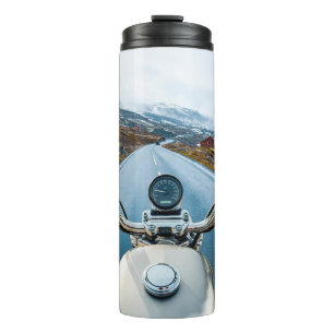 Termo Un motociclista recorre una carretera resbaladiza