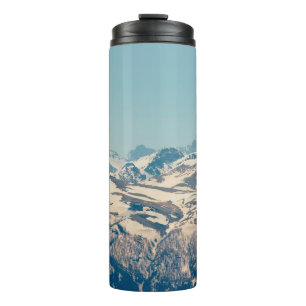 Termo Una cordillera con nieve descongelante y hielo en