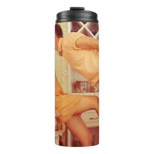 Termo Una pareja hipster: un moderno café vintage.