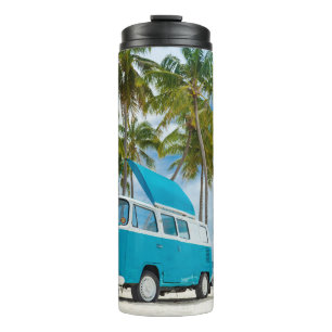 Termo Van azul y blanca en la playa
