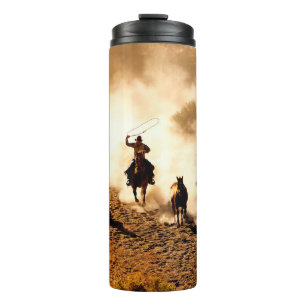 Termo Vaqueros persiguiendo caballos marchitos. rodadura