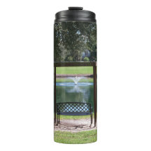 Vista de un pequeño lago de ciudad