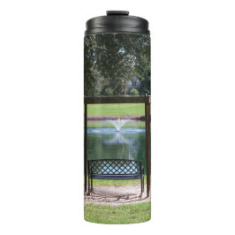 Termo Vista de un pequeño lago de ciudad