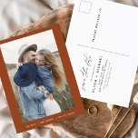 Terracotta Salven la fecha de la tarjeta postal Bo<br><div class="desc">Boda Boho Terracotta Salven las tarjetas de fecha que tienen una foto en el frente. Las tarjetas Save the Date contienen una moderna tipografía de escritura cursiva con letras a mano que son elegantes,  simples y modernas para usar después de la minimalista celebración del día de la boda.</div>