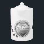 Tetera 2 fotos 20 aniversario Boda emblema platino<br><div class="desc">¿Buscando ese original y único gráfico,  el 20 aniversario del boda les diseñó tetera de porcelana? Entonces esto podría ser todo. obras de arte originales,  gráficos de porcelana y emblema plateado en esta tetera blanca increíblemente impresa. También les gustará disfrutarlo todo el año :)</div>