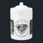 Tetera 2 fotos Boda Aniversario color Plata<br><div class="desc">Los aniversarios son un logro; es tu matrimonio ganado con esfuerzo y merece un aknowlegement,  así que ¡por qué no decirlo con audacia con mi sigiloso emblema 3D mostrando orgullosamente su número de años de aniversario boda,  y dos,  hermosas fotos!</div>