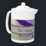 Tetera Ama, abuela, resumen de pintura moderna<br><div class="desc">Esta tetera personalizada ofrece a la abuela un diseño vibrante para despertarla por la mañana o para agregarle un toque de color a su té de la tarde. Esta tetera artística presenta manchas de pintura violeta y amarilla con un fondo plateado. Un cartel gris a través del centro proporciona un...</div>