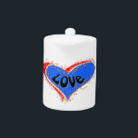 Tetera Amar<br><div class="desc">Pon un poco de amor en tu corazón este 4 de julio con este sencillo diseño. El amor está escrito dentro de un corazón rojo,  blanco y azul. Los corazones están rodeados de estrellas doradas y blancas. Esto hace un gran regalo y es apropiado para cualquiera.</div>