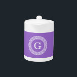 Tetera Amethyst What Greek Key Rnd Frame First Monograma<br><div class="desc">Monograma inicial enmarcado con una clave griega púrpura y blanca Un fondo sólido y elegante con un área de marco de clave griega blanca para tu monograma, nombre u otro texto. También puede cambiar el tipo de letra del texto, cambiar el tamaño y el color del tipo de letra, mover...</div>