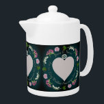 Tetera Aniversario del Boda del Corazón Floral del Person<br><div class="desc">Una floral encantadora y simple para ella,  que dice exactamente lo que quieres honrarlos en un fabuloso cántaro de porcelana impreso. Entonces,  ¡quizás mi original lirio floral del valle,  fresia,  rosa y gema gráfico con tu magnífica foto es sólo la cosa!</div>