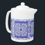 Tetera Azul de encaje cerámico de Grecia<br><div class="desc">Impresión de encaje añadida a un efecto cerámico para este patrón fino con algunos incrustaciones de perlas o caboquones (dibujados). Aquí en Blue of Greece (que es un color famoso en las Cícladas Griegas), este patrón también existe en gris claro, azul claro y negro en otras de mis colecciones. Un...</div>