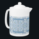 Tetera Azul de luz de encaje cerámico<br><div class="desc">Impresión de encaje añadida a un efecto cerámico para este patrón fino con algunos incrustaciones de perlas o caboquones (dibujados). Aquí en azul claro, que da un romántico estilo pastel, este patrón también existe en gris claro, negro y azul de Grecia en otras de mis colecciones. Un estilo original y...</div>