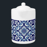 Tetera Baldosa azul portuguesa<br><div class="desc">Este producto tiene un diseño intrincado con un fondo azul oscuro y patrones ornamentales blancos. El diseño recuerda a los estilos tradicionales de cerámica o porcelana,  que pueden interesar a los amantes de la estética clásica o vintage.</div>