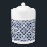 Tetera Baldosa azul portuguesa<br><div class="desc">Este producto tiene un diseño intrincado con un fondo azul oscuro y patrones ornamentales blancos. El diseño recuerda a los estilos tradicionales de cerámica o porcelana,  que pueden interesar a los amantes de la estética clásica o vintage.</div>