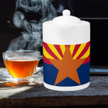 Tetera Bandera del estado de Arizona<br><div class="desc">La bandera estatal de Arizona tiene trece rayos rojos y amarillos en la parte superior, y azul en la mitad inferior, con una estrella de cobre en el centro. Adoptada el 27 de febrero de 1917. Esto se ve bien en cualquier producto y hace un maravilloso mantenimiento del viaje. ⭐...</div>