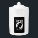 Tetera Bandera del POW MIA: Soldados desaparecidos en la<br><div class="desc">En medio de la guerra de Vietnam, una nación anhelaba respuestas. Familias en todo Estados Unidos se aferraron a la esperanza, desesperadas por noticias de sus seres queridos desaparecidos en acción. Una mujer, cuyo marido era piloto de la Marina, perdido por los cielos del Sudeste Asiático, sentía una profunda necesidad...</div>