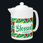 Tetera BANDERA GUYANA Bendición Christian Personalizado M<br><div class="desc">Celebra tu fe y tu herencia GUYANESA cuando disfrutes de hacer tu bebida caliente en esta tetera de diseño elegante, que muestra la bandera GOLDEN ARROWHEAD de GUYANA en un patrón diagonal de baldosas, con referencia a las Escrituras Efesianos 1:3 (Bendecido con cada bendición espiritual). Esto haría un regalo ideal...</div>