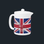 Tetera Bandera y símbolos de Gran Bretaña ID154<br><div class="desc">Este diseño patriótico presenta la bandera de Gran Bretaña superponiendo imágenes del Big Ben,  el Puente de Londres,  y un tranvía de dos pisos...  todo con un toque moderno y angustiado.</div>